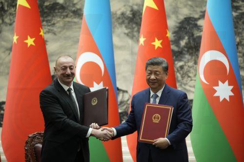 epa12048106 Chinese President Xi Jinping (R) and Azerbaijan President Ilham Aliyev shake hands during a signing ceremony at The Great Hall of The People in Beijing, China, 23 April 2025.  EPA/IORI SAGISAWA / POOL