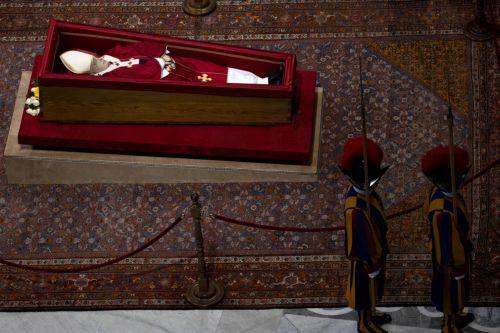 epa12050909 The casket with late Pope Francis laying in state at the St. Peter's Basilica in Vatican City, 24 April 2025. Faithful and well-wishers will be able to pay their respects to Pope Francis, who died on 21 April 2025, aged 88, until his funeral on 26 April in the plaza in front of the basilica.  EPA/MASSIMO PERCOSSI