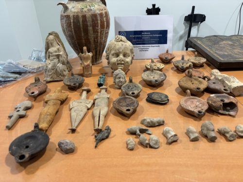 (Ξένη Δημοσίευση) Αρχαιότητες που κατασχέθηκαν μετά τη σύλληψη 6 ατόμων μελών εγκληματικής οργάνωσης για υπόθεση αρχαιοκαπηλίας στην Κρήτη. Από τη Διεύθυνση Αντιμετώπισης Οργανωμένου Εγκλήματος, συνελήφθησαν χθες, Τετάρτη 23 Απριλίου 2025, σε περιοχή της Κρήτης, συνολικά -6- άτομα, τα οποία κατηγορούνται για την εμπλοκή τους σε υπόθεση αρχαιοκαπηλίας. Σε...