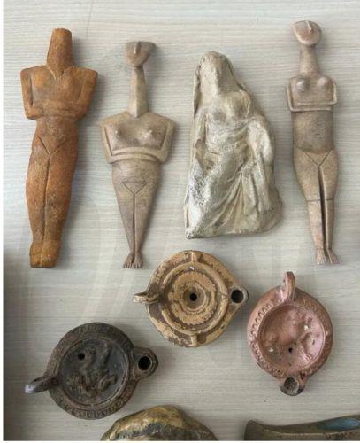 (Ξένη Δημοσίευση) Αρχαιότητες που κατασχέθηκαν μετά τη σύλληψη 6 ατόμων μελών εγκληματικής οργάνωσης για υπόθεση αρχαιοκαπηλίας στην Κρήτη. Από τη Διεύθυνση Αντιμετώπισης Οργανωμένου Εγκλήματος, συνελήφθησαν χθες, Τετάρτη 23 Απριλίου 2025, σε περιοχή της Κρήτης, συνολικά -6- άτομα, τα οποία κατηγορούνται για την εμπλοκή τους σε υπόθεση αρχαιοκαπηλίας. Σε...