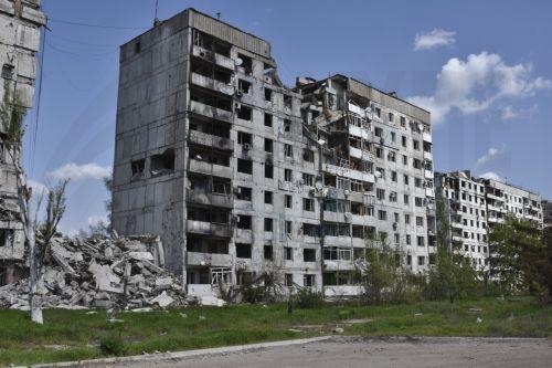 epa12053633 A handout photo made available by the Press Service of the 65th Separate Mechanised Brigade of the Ukrainian Armed Forces shows damaged buildings in the city of Orikhiv in the Zaporizhzhia area, amid the ongoing Russian invasion in Ukraine, 24 April 2025 (issued 25 April 2025).  EPA/65 MECHANIZED BRIGADE PRESS SERVICE / HANDOUT  HANDOUT...