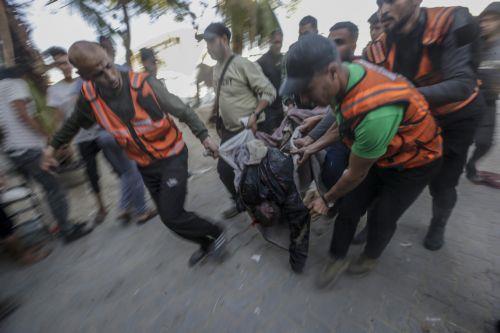 epaselect epa12054635 Palestinian carry a body following an Israeli airstrike, at Al Farabi school in Gaza City, northern Gaza Strip, 25 April 2025. According to the Palestinian Ministry of Health in Gaza, at least three Palestinians were killed and 10 others wounded in Israeli airstrikes.  EPA/MOHAMMED SABER