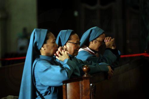 epa12054766 Catholic faithful participate in a Holy Mass in honor of late Pope Francis at St Dionysius Cathedral in Athens, Greece, 25 April 2025. Pope Francis died on 21 April 2025 at the age of 88, according to the Holy See.  EPA/ORESTIS PANAGIOTOU