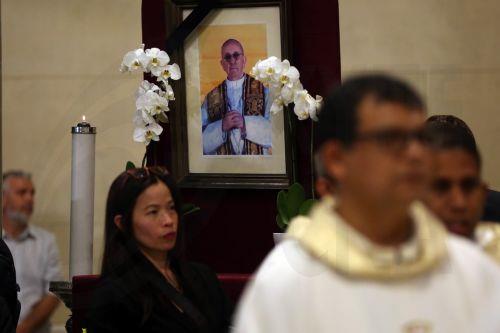 epa12054768 Catholic faithful participate in a Holy Mass in honor of late Pope Francis at St Dionysius Cathedral in Athens, Greece, 25 April 2025. Pope Francis died on 21 April 2025 at the age of 88, according to the Holy See.  EPA/ORESTIS PANAGIOTOU