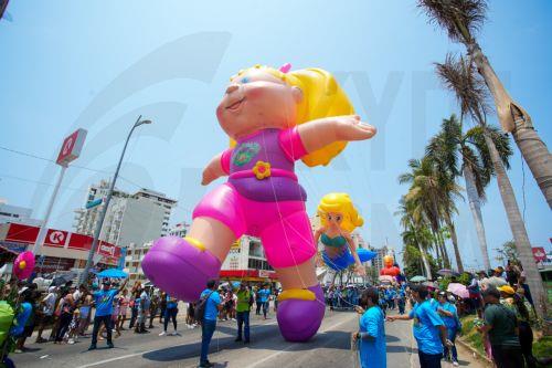 epaselect epa12057556 People participate in a parade of giant balloon figures in Acapulco, Mexico, 26 April 2025. Tourists and residents of the Mexican port of Acapulco overcame the wave of violence of this Easter vacation by crowding a parade of giant balloons, which sealed a period of almost total hotel occupancy despite nearly 40 murders within two...