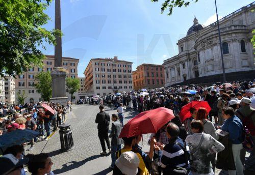 epa12057783 People queue to visit the tomb of Pope Francis at the Papal Basilica of Saint Mary Major in Rome, Italy, 27 April 2025. Pope Francis passed away on Easter Monday, 21 April 2025, at the age of 88.  EPA/FABIO CIMAGLIA