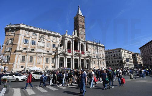 epa12057784 People queue to visit the tomb of Pope Francis at the Papal Basilica of Saint Mary Major in Rome, Italy, 27 April 2025. Pope Francis passed away on Easter Monday, 21 April 2025, at the age of 88.  EPA/FABIO CIMAGLIA