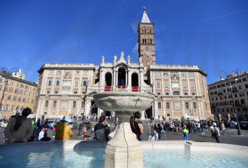 epaselect epa12057786 People queue to visit the tomb of Pope Francis at the Papal Basilica of Saint Mary Major in Rome, Italy, 27 April 2025. Pope Francis passed away on Easter Monday, 21 April 2025, at the age of 88.  EPA/FABIO CIMAGLIA