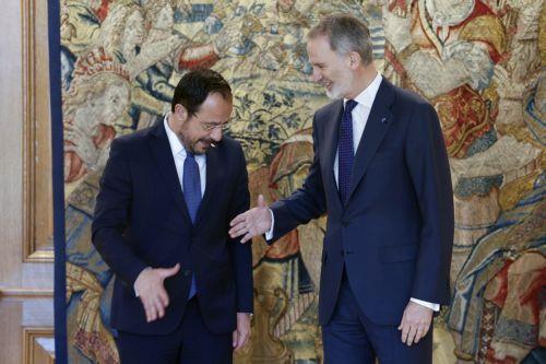epa12060565 Spain's King Felipe VI (R) greets Cyprus' President Nikos Christodoulides (L) during their meeting at the Zarzuela Palace, in Madrid, Spain, 28 April 2025.  EPA/JAVIER LIZON