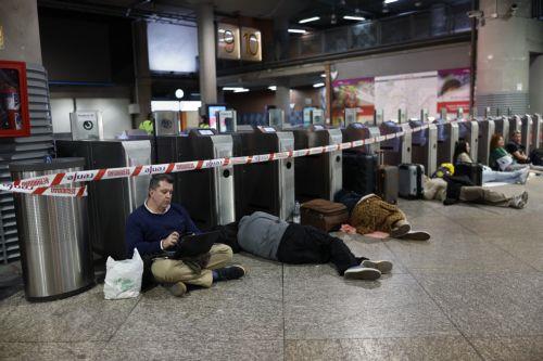 epa12061828 Stranded train passengers spend the night at Atocha railway amid a massive power outage that affected Spain and Portugal, in Madrid, Spain, late 28 April 2025 (issued 29 April 2025). Train service began to resume early 29 April. A power blackout hit large parts of Spain and spread to neighboring Portugal and France on 28 April, disrupting...