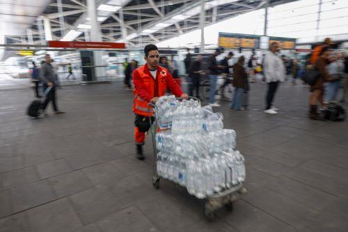 epa12061857 An staff member pushes a trolley of bottled water train services resume following an electrical blackout the previous day at Valencia train station in Valencia, Spain, 29 April 2025. A power outage hit large parts of Spain and spread to neighboring Portugal and France on 28 April, disrupting transport systems, internet connections, and daily...
