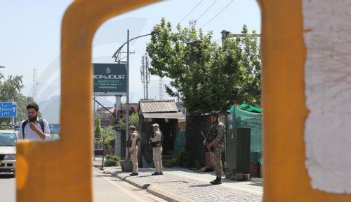 epa12064211 Indian police and paramilitary soldiers stand guard at a temporary checkpoint during a surprise search operation in Srinagar, Kashmir, India, 30 April 2025. Security has been intensified in Indian Kashmir after 26 people were killed on 22 April, after gunmen opened fire on a group of tourists in the popular destination of Pahalgam, an incident...