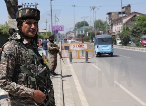 epa12064213 An Indian paramilitary soldier stands guard at a temporary checkpoint during a surprise search operation in Srinagar, Kashmir, India, 30 April 2025. Security has been intensified in Indian Kashmir after 26 people were killed on 22 April, after gunmen opened fire on a group of tourists in the popular destination of Pahalgam, an incident regional...