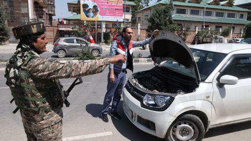 epa12064216 An Indian paramilitary soldier checks a vehicle at a temporary checkpoint during a surprise search operation in Srinagar, Kashmir, India, 30 April 2025. Security has been intensified in Indian Kashmir after 26 people were killed on 22 April, after gunmen opened fire on a group of tourists in the popular destination of Pahalgam, an incident...
