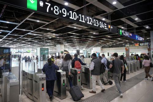 epa12064602 Several people make their way to platforms at Sants railway station in Barcelona, northeastern Spain, 30 April 2025. Commuter trains, high-speed, and long-distance train services are back to normal in Barcelona on 30 April after a power outage that hit the Iberian Peninsula on 28 April.  EPA/ALEJANDRO GARCIA
