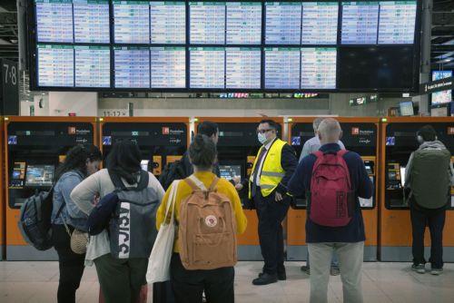 epaselect epa12064601 People look at information screens at Sants railway station in Barcelona, northeastern Spain, 30 April 2025. Commuter trains, high-speed, and long-distance train services are back to normal in Barcelona on 30 April after a power outage that hit the Iberian Peninsula on 28 April.  EPA/ALEJANDRO GARCIA