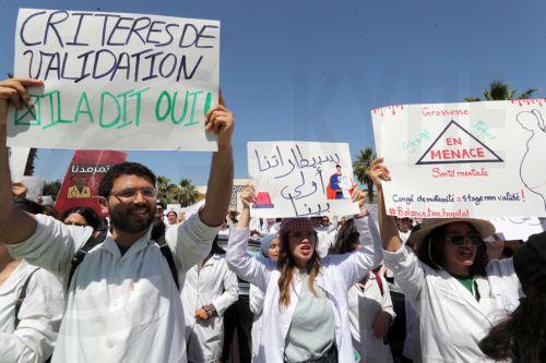 epa12069262 Young Tunisian doctors take part in a demonstration to demand better working conditions, in front of the Faculty of Medicine in Tunis, Tunisia, 02 May 2025. The Tunisian Organization of Young Doctors organized a national strike and a march from the Faculty of Medicine in Tunis towards the Ministry of Health to demand better working conditions in...