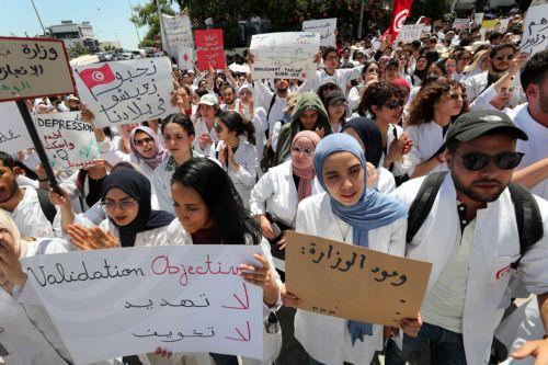 epa12069270 Young Tunisian doctors take part in a demonstration to demand better working conditions, in front of the Ministry of Health in Tunis, Tunisia, 02 May 2025. The Tunisian Organization of Young Doctors organized a national strike and a march from the Faculty of Medicine in Tunis towards the Ministry of Health to demand better working conditions in...