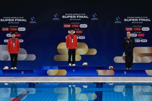epa12072810 Zhu Zifeng (C) and Cheng Zilong (L) both of China, and Cassiel Rousseau of Australia listen to the Chinese national anthem during the medal ceremony following the Men 10m Platform event at the World Aquatics Diving World Cup 2025 Super Final in Beijing, China, 04 May 2025.  EPA/ANDRES MARTINEZ CASARES