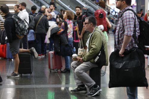 epa12074441 Passengers wait at Maria Zambrano station in Malaga, Spain, 05 May 2025, after the train connection between Andalucia region and Madrid was interrupted the previous day due to the theft of cables at several points. According to Transport Minister Oscar Puente, the connection will be reestablished at 9.30 am local time on 05 May.  EPA/JORGE ZAPATA