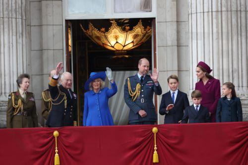 epa12075123 (L-R) Britain's Princess Anne, King Charles III, Queen Camilla, William, Prince of Wales, Prince George, Prince Louis, Catherine the Princess of Wales and Princess Charlotte on the balcony of Buckingham Palace following the military procession to commemorate the 80th anniversary of Victory in Europe (VE Day) in London, Britain, 05 May 2025....