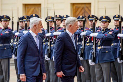 epa12075182 Czech President Petr Pavel (L) and King Philippe of Belgium (R) inspect the guard of honor during the welcome ceremony prior to their meeting at Prague Castle, in Prague, Czech Republic, 05 May 2025. The Belgian king is on a two-day official visit to the Czech Republic.  EPA/MARTIN DIVISEK
