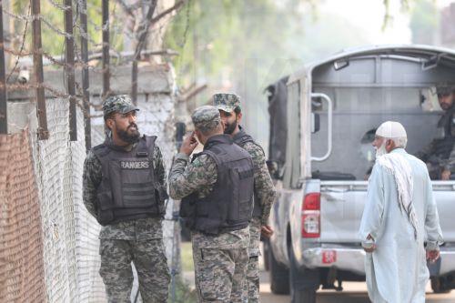 epa12079121 Pakistani Rangers stand on alert near the site of an Indian missile strike near Muridke, Punjab province, Pakistan, 07 May 2025. The Indian government said it conducted military strikes on nine sites in Pakistan in retaliation for a deadly militant attack on tourists in Kashmir.  EPA/RAHAT DAR