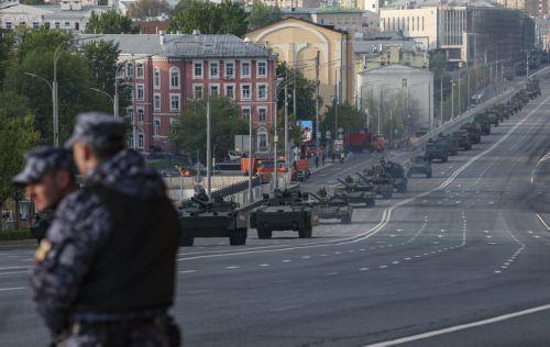 epa12079164 Russian policemen stand guard as military vehicles arrive as preparations for the general rehearsal of the annual military parade ahead of Victory Day celebrations, in downtown Moscow, Russia, 07 May 2025. Russia is preparing to mark the 80th anniversary of Nazi Germany's unconditional surrender in World War II (WWII). The military parade will...