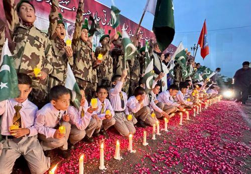 epa12084161 Pakistani school children and civil society activists light candles to pay respect to the victims of Indian missile strikes, in Rawalpindi, Pakistan, 08 May 2025. According to Pakistan's Director General of Inter-Services Public Relations, at least 31 Pakistani civilians were killed and 57 others injured in Indian aerial attacks.  EPA/SOHAIL...