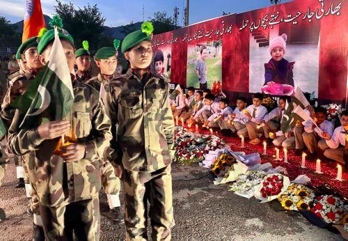 epa12084167 Pakistani school children and civil society activists light candles to pay respect to the victims of Indian missile strikes, in Rawalpindi, Pakistan, 08 May 2025. According to Pakistan's Director General of Inter-Services Public Relations, at least 31 Pakistani civilians were killed and 57 others injured in Indian aerial attacks.  EPA/SOHAIL...