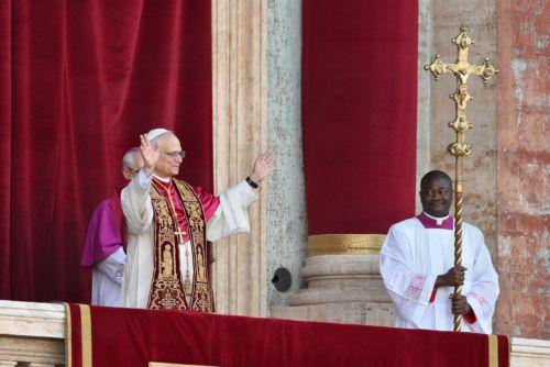 epa12084594 Newly elected Pope Leo XIV, Cardinal Robert Francis Prevost from the USA, greets faithfuls from the central loggia of Saint Peter's Basilica, Vatican City, 08 May 2025.  EPA/ALESSANDRO DI MEO