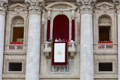 epa12084597 Newly elected Pope Leo XIV, Cardinal Robert Francis Prevost from the USA, greets faithfuls from the central loggia of Saint Peter's Basilica, Vatican City, 08 May 2025.  EPA/FABIO FRUSTACI