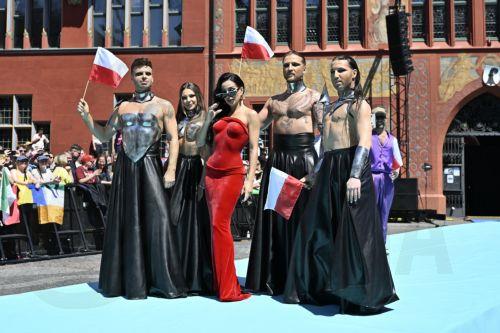 epa12090755 Poland's Justyna Steczkowska (C-L) poses on the turquoise carpet during the opening ceremony of the 69th Eurovision Song Contest in Basel, Switzerland, 11 May 2025. The 69th edition of the song contest takes place in Basel with its semi-finals scheduled for 13 and 15 May, and a final on 17 May 2025.  EPA/PETER SCHNEIDER