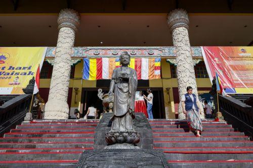 epa12092961 People take part in Vesak Day or Buddha's Birthday, celebrations at a temple in Denpasar, Bali, Indonesia, 12 May 2025. Buddhists celebrate Vesak Day to mark the date of the birth, enlightenment, and passing of Gautama Buddha (Siddhartha Gautama).  EPA/MADE NAGI