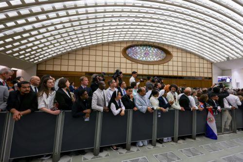 epa12093681 The faithful attend during Pope Leo XIV (not pictured) audience with representatives of the media in Nervi Hall at the Vatican, Vatican City, 12 May 2025.  EPA/ANDREA SOLERO