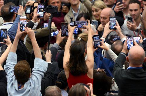 epa12093686 People take pictures and videos of Pope Leo XIV after his audience with members of the media in the Paul VI hall, Vatican City, 12 May 2025.  EPA/ETTORE FERRARI