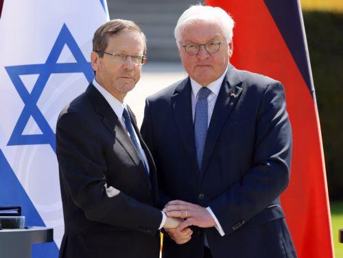 epaselect epa12093473 German President Frank-Walter Steinmeier (R) and Israeli President Isaac Herzog shake hands during a news conference in front of Bellevue Palace in Berlin, Germany, 12 May 2025. Herzog is visiting Berlin to mark 60 years of diplomatic relations between the two countries.  EPA/HANNIBAL HANSCHKE