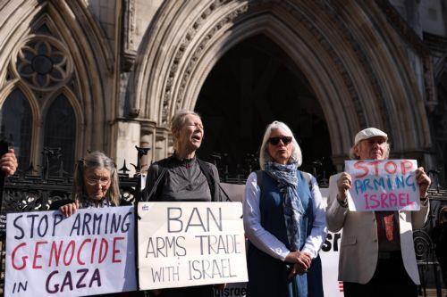epa12095712 Protesters hold placards and shout slogans as they demonstrate against selling arms to Israel at the Royal Courts of Justice in London, Britain, 13 May 2025. A four-day judicial review brought by Palestinian rights group Al-Haq and the Global Legal Action Network (GLAN) starts in the High Court on 13 May, with human rights' groups and lawyers...