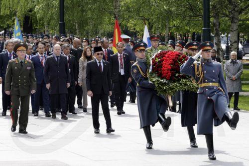 epa12098888 Malaysia's Prime Minister Anwar Ibrahim (C) attends a wreath-laying ceremony at the Tomb of the Unknown Soldier near the Kremlin wall in Moscow, Russia, 14 May 2025. The Malaysian prime minister is on an official visit to Moscow.  EPA/TATYANA MAKEYEV / POOL