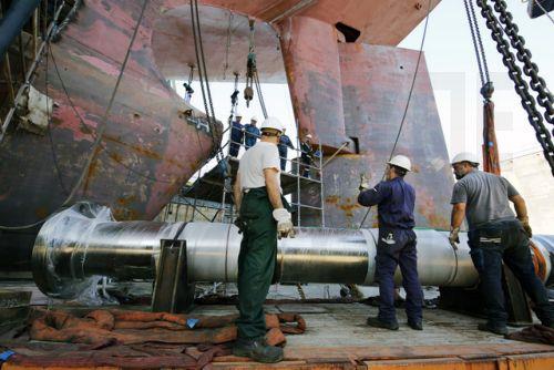 Φωτογραφία που δόθηκε σήμερα στη δημοσιότητα και εικονίζει εργασίες συντήρησης και επισκευής στα  Ναυπηγεία Σκαραμαγκά. Τα Ναυπηγεία Σκαραμαγκά συμμετείχαν στη DEFEA 2025, τη κορυφαία διεθνή έκθεση αμυντικού υλικού και ασφαλείας, η οποία πραγματοποιήθηκε από τις 6 έως τις 8 Μαΐου στο Metropolitan Expo στην Αθήνα. Τρίτη 20 Μαΐου 2025.  AΠΕ-ΜΠΕ/ΝΑΥΠΗΓΕΙΑ...