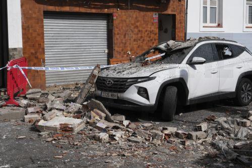 epa12119324 Debris lies on the ground after an explosion and a following fire at a house in La Laguna, Tenerife, Canary Islands, Spain, 20 May 2025. One person has reportedly died in the blast.  EPA/Alberto Valdes