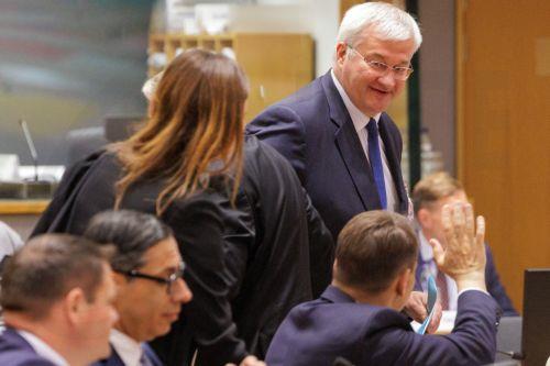 epa12119365 Minister for Foreign Affairs of Poland Radoslaw Sikorski (R, down) waves to the Ukrainian Foreign Minister Andriy Sybiha (R, up) during the EU Foreign Affairs Council in Brussels, Belgium, 20 May 2025.  EPA/OLIVIER MATTHYS / POOL