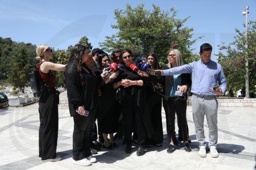 Η ηθοποιός Λυδία Κονιόρδου κάνει δηλώσεις προσερχόμενη στην κηδεία του ηθοποιού Νίκου Γαλανού, στον Ιερό Ναό Κοιμητηρίου Παπάγου, Τετάρτη 21 Μαΐου 2025.Έφυγε σε ηλικία 79 ετών ο ταλαντούχος ηθοποιός που αγαπήθηκε πολύ από το κοινό μέσα από τις ταινίες και τις σειρές που συμμετείχε, μέχρι και τις τελευταίες ημέρες της ζωής του συνέχιζε να ασκεί την...