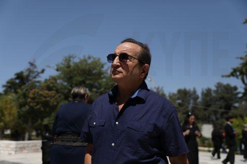 Ο ηθοποιός και βουλευτής της Πλεύσης Ελευθερίας Σπύρος Μπιμπίλας παρίσταται στην κηδεία του ηθοποιού Νίκου Γαλανού, στον Ιερό Ναό Κοιμητηρίου Παπάγου, Τετάρτη 21 Μαΐου 2025.Έφυγε σε ηλικία 79 ετών ο ταλαντούχος ηθοποιός που αγαπήθηκε πολύ από το κοινό μέσα από τις ταινίες και τις σειρές που συμμετείχε, μέχρι και τις τελευταίες ημέρες της ζωής του συνέχιζε...