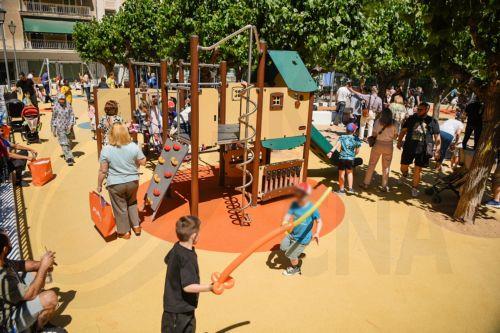 (Ξένη δημοσίευση)  Φωτογραφία που δόθηκε σήμερα στη δημοσιότητα από τα εγκαίνια των παιδικών χαρών. Ο Δήμαρχος Αθηναίων, Χάρης Δούκας, εγκαινίασε το Σαββατοκύριακο 17 και 18 Μαΐου 2025, δύο ακόμα σύγχρονες, ασφαλείς και πιστοποιημένες παιδικές χαρές στις γειτονιές των Κάτω Πατησίων και Αγίου Παντελεήμονα, αντίστοιχα, συνοδευόμενος από την Πρόεδρο του...