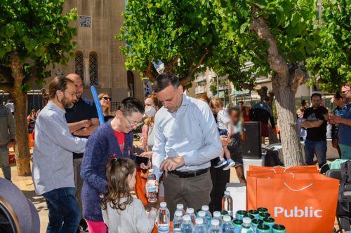 (Ξένη δημοσίευση)  Φωτογραφία που δόθηκε σήμερα στη δημοσιότητα από τα εγκαίνια των παιδικών χαρών. Ο Δήμαρχος Αθηναίων, Χάρης Δούκας, εγκαινίασε το Σαββατοκύριακο 17 και 18 Μαΐου 2025, δύο ακόμα σύγχρονες, ασφαλείς και πιστοποιημένες παιδικές χαρές στις γειτονιές των Κάτω Πατησίων και Αγίου Παντελεήμονα, αντίστοιχα, συνοδευόμενος από την Πρόεδρο του...