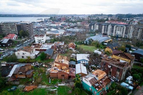 epa12136055 An aerial view shows the destruction caused by a tornado in Puerto Varas, Chile, 25 May 2025. More than fifteen thousand homes remain without electricity and other basic supplies in the tourist city of Puerto Varas, in southern Chile, after being hit by a tornado that destroyed more than a hundred houses and left a dozen injured.  EPA/FELIPE...