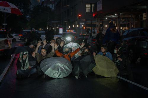 epa12142270 Protesters attempt to block a van they believe to be carrying detained migrants during a demonstration outside the Varick ICE facility in Manhattan, New York, USA, 28 May 2025. Migrants and US citizens were reportedly detained as President Trump's return to the White House sparked renewed immigration crackdowns.  EPA/OLGA FEDOROVA