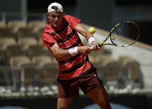 epa12144935 Holger Rune of Denmark in action during his Men's Singles 3rd round match against Quentin Halys of France at the French Open Grand Slam tennis tournament at Roland Garros in Paris, France, 30 May 2025.  EPA/YOAN VALAT