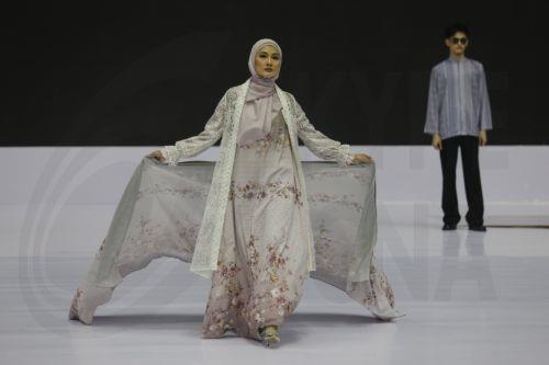 epa12144948 A model presents creations by Indonesian fashion designer Dini Aminarti during Indonesia Fashion Week 2025 in Jakarta, Indonesia, 30 May 2025. The event runs from 28 May to 01 June 2025.  EPA/BAGUS INDAHONO